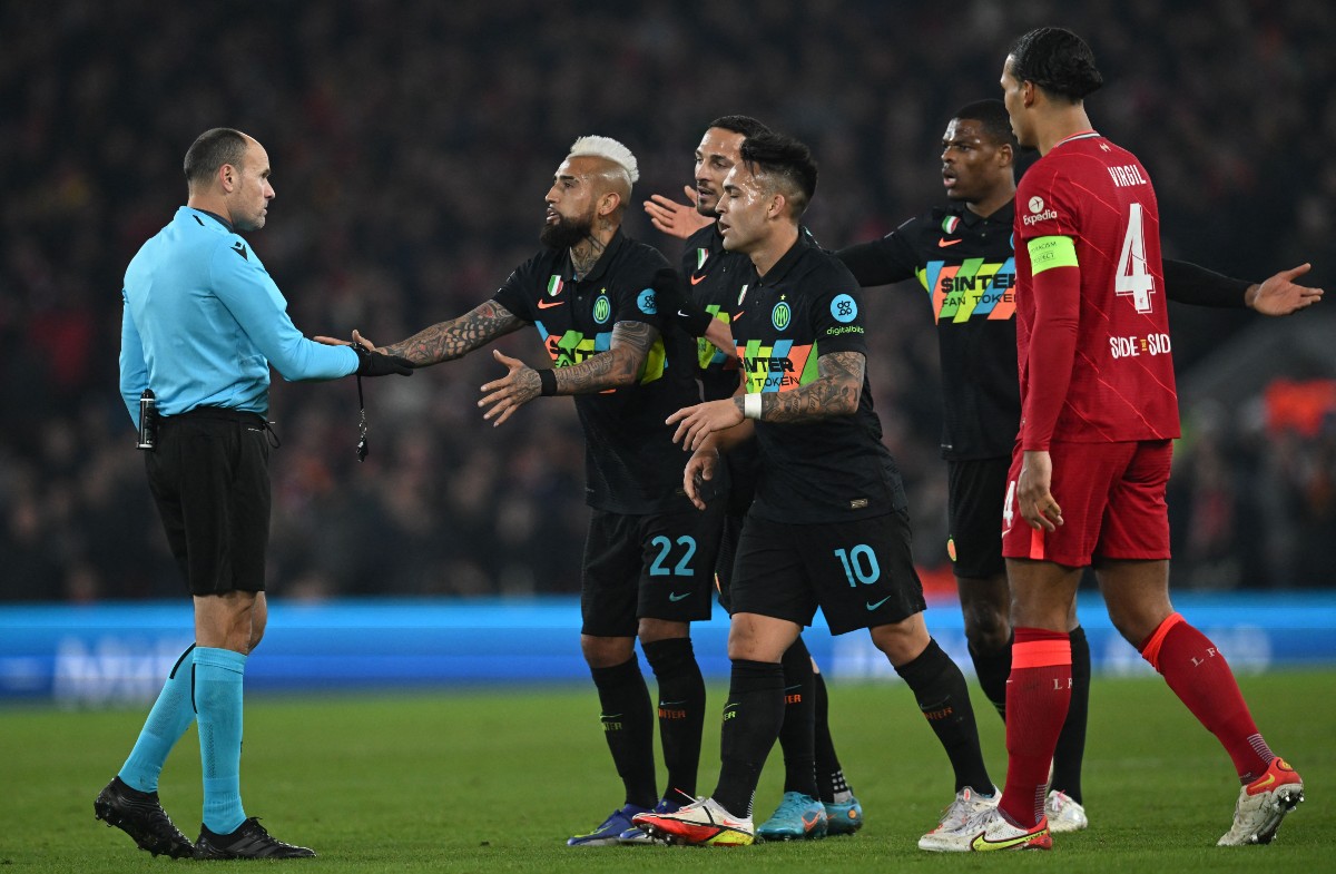 liverpool inter red card sanchez